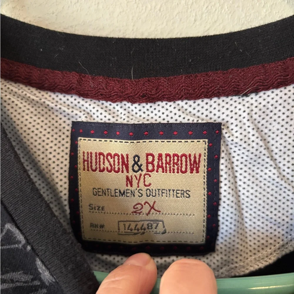 3/$20 Hudson & Barrow Men's Black and Gray Patterned Tee - Picture 3 of 4